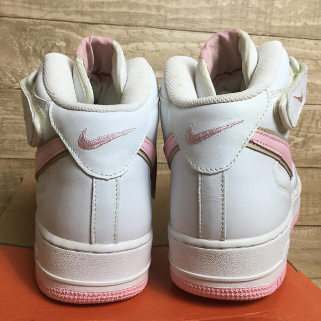 NIKE(ナイキ)の新品未使用 LIGHT PINK NIKE AIR FORCE 1 MID メンズの靴/シューズ(スニーカー)の商品写真