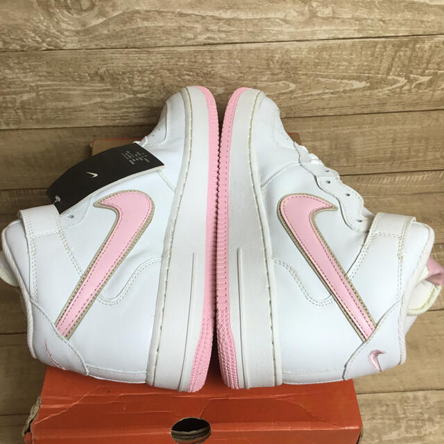 NIKE(ナイキ)の新品未使用 LIGHT PINK NIKE AIR FORCE 1 MID メンズの靴/シューズ(スニーカー)の商品写真