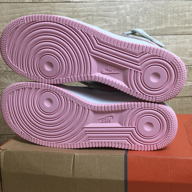 NIKE(ナイキ)の新品未使用 LIGHT PINK NIKE AIR FORCE 1 MID メンズの靴/シューズ(スニーカー)の商品写真