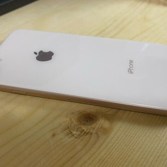 Apple(アップル)のiPhone8 ゴールド　64gb 中古　 スマホ/家電/カメラのスマートフォン/携帯電話(スマートフォン本体)の商品写真