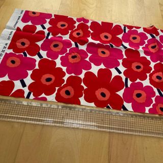 マリメッコ(marimekko)の専用　マリメッコ　ミニウニッコ　レッド　ハギレ(生地/糸)