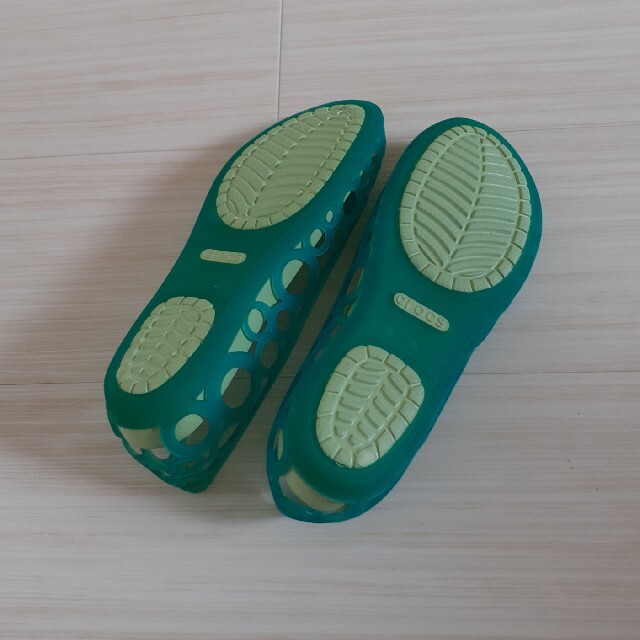 crocs(クロックス)のcrocs クロックス W6 アドリナ フラット 22cm グリーン系 レディースの靴/シューズ(サンダル)の商品写真