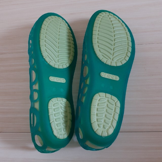 crocs(クロックス)のcrocs クロックス W6 アドリナ フラット 22cm グリーン系 レディースの靴/シューズ(サンダル)の商品写真