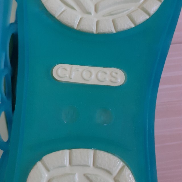 crocs(クロックス)のcrocs クロックス W6 アドリナ フラット 22cm グリーン系 レディースの靴/シューズ(サンダル)の商品写真