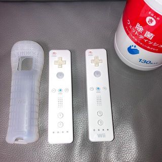 ウィー(Wii)の動作確認済み★Wiiリモコン2個＋専用ストラップ2本＋シリコンジャケット1個(その他)