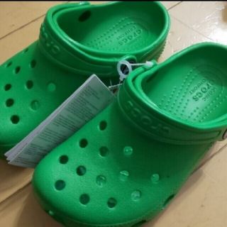 クロックス(crocs)の残1　crocs　グリーン　18 サンダル(サンダル)