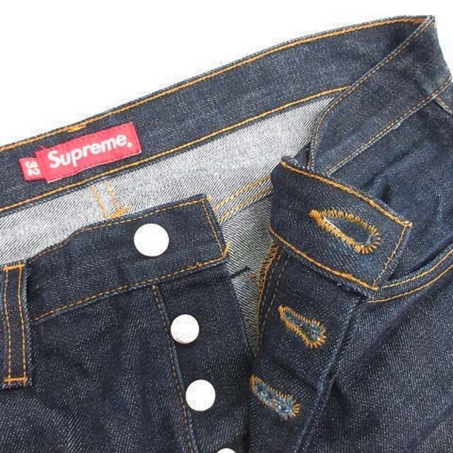 Supreme(シュプリーム)のシュプリーム デニムパンツ ジーンズ ボタンフライ ロゴレザーパッチ W32 紺 メンズのパンツ(デニム/ジーンズ)の商品写真