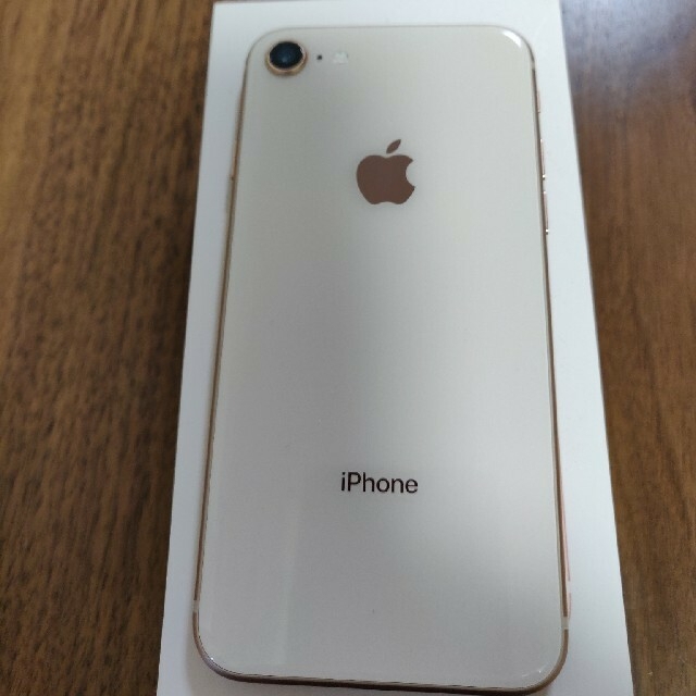 Apple(アップル)のiPhone 8 Gold　シムフリー済み スマホ/家電/カメラのスマートフォン/携帯電話(スマートフォン本体)の商品写真