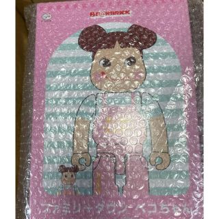 「BE@RBRICK ファミリータウンペコちゃん 100% & 400% 」に