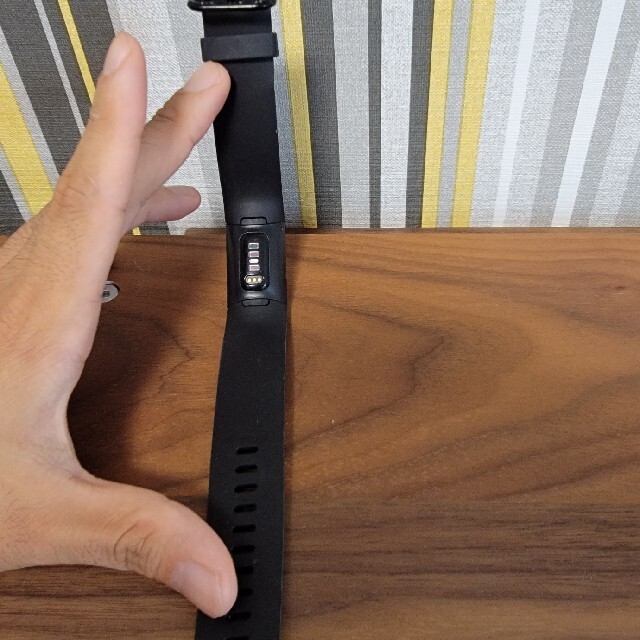 fitfit(フィットフィット)のfitbit charge4　美品　保護フィルム付き スポーツ/アウトドアのトレーニング/エクササイズ(トレーニング用品)の商品写真