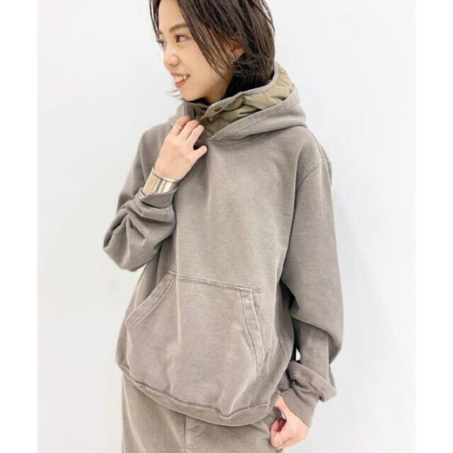 L'Appartement DEUXIEME CLASSE(アパルトモンドゥーズィエムクラス)の【REMI RELIEF】 DOWN FOODY PARKA BROWN レディースのトップス(パーカー)の商品写真