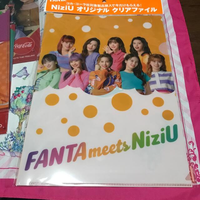 コカ・コーラ(コカコーラ)のNiziU A4クリアファイル4枚セット🎶 エンタメ/ホビーのタレントグッズ(アイドルグッズ)の商品写真