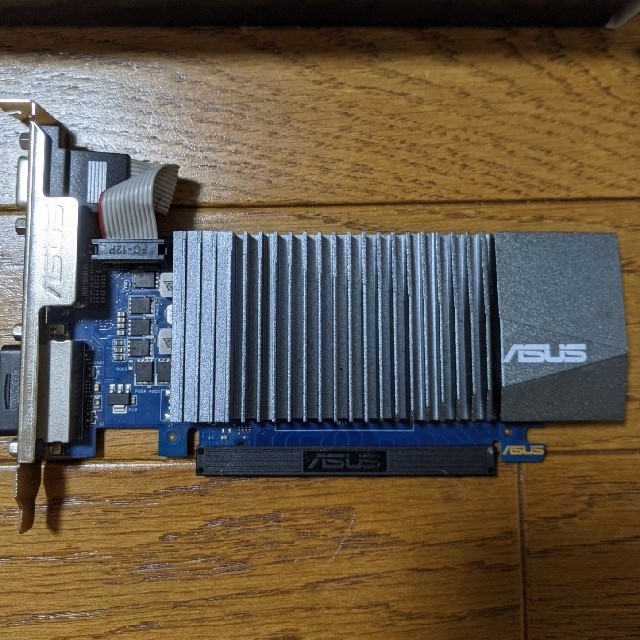 ASUS(エイスース)のASUS GT710-SL-2GD5-BRK ビデオカード グラフィックボード スマホ/家電/カメラのPC/タブレット(PCパーツ)の商品写真