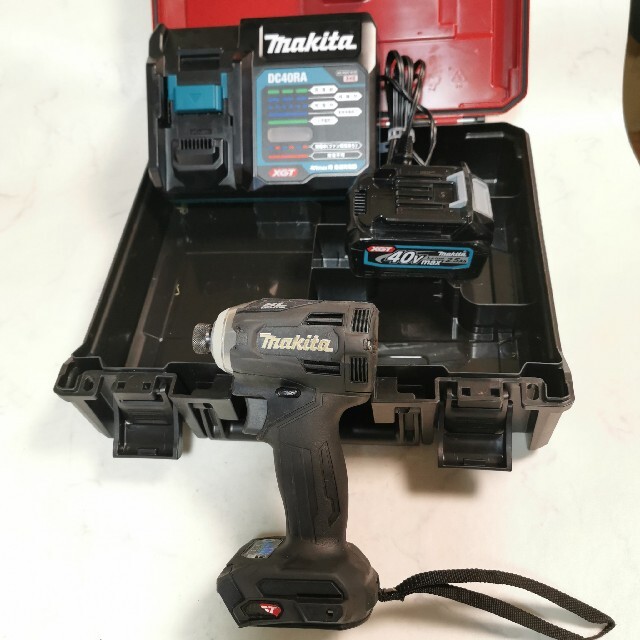 マキタ インパクトドライバー 40V max TD001G セットです