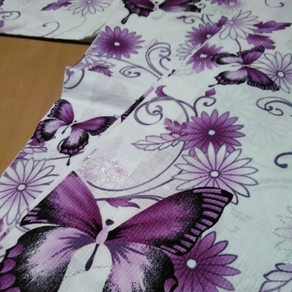 美品　浴衣(白地に紫とシルバ一の蝶と花々)(着物)