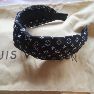 ルイヴィトン(LOUIS VUITTON)のノベルティクロスカチューシャLV(カチューシャ)