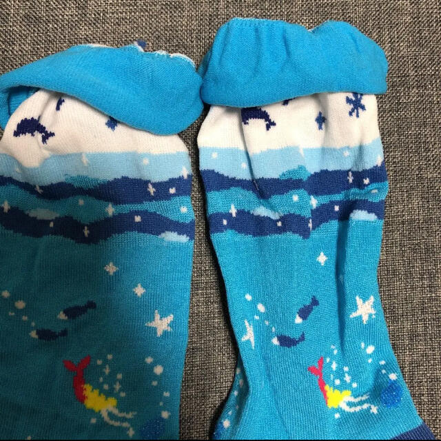 FELISSIMO(フェリシモ)のフェリシモ　アンデルセン童話から生まれた靴下コレクション　水色　人魚姫 レディースのレッグウェア(ソックス)の商品写真