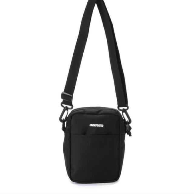UNDEFEATED(アンディフィーテッド)のアンディフィーテッド ショルダーバッグ ブラック メンズのバッグ(ショルダーバッグ)の商品写真