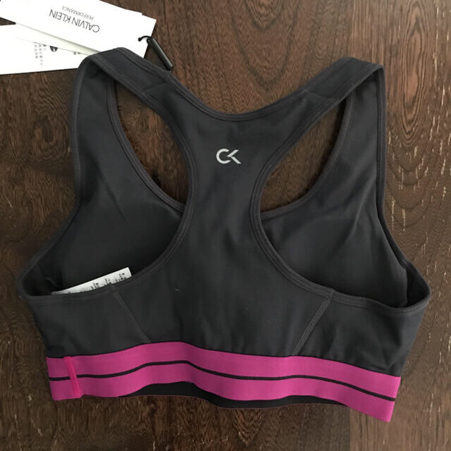 Calvin Klein(カルバンクライン)の週末セール☆CALVIN KLEIN カルバンクライン　新品　ブラトップ スポーツ/アウトドアのトレーニング/エクササイズ(トレーニング用品)の商品写真