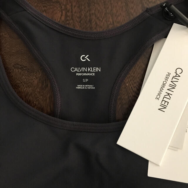 Calvin Klein(カルバンクライン)の週末セール☆CALVIN KLEIN カルバンクライン　新品　ブラトップ スポーツ/アウトドアのトレーニング/エクササイズ(トレーニング用品)の商品写真