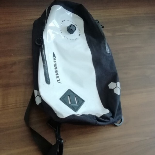 ピラルクショルダーバック メンズのバッグ(ショルダーバッグ)の商品写真