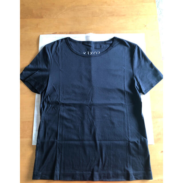 FOXEY(フォクシー)のクローバー様ご専用 FOXEY 未使用品 バック刺繍ロゴ ブラックTシャツ  レディースのトップス(Tシャツ(半袖/袖なし))の商品写真