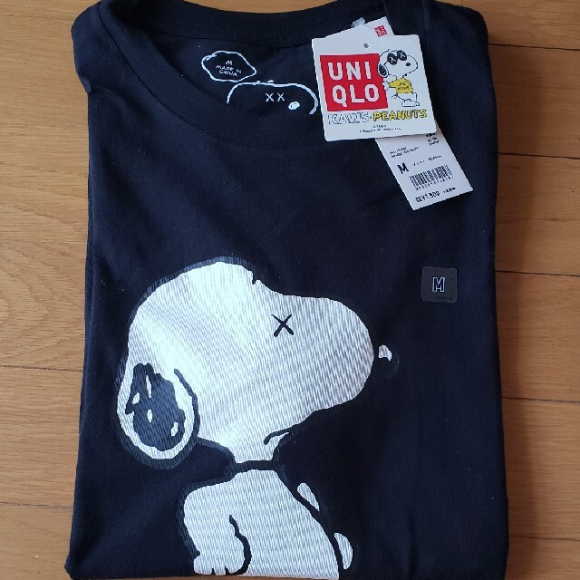 UNIQLO(ユニクロ)の期間限定 UNIQLO  KAWS✕PEANUTS スヌーピーTee  黒Ｍ メンズのトップス(Tシャツ/カットソー(半袖/袖なし))の商品写真