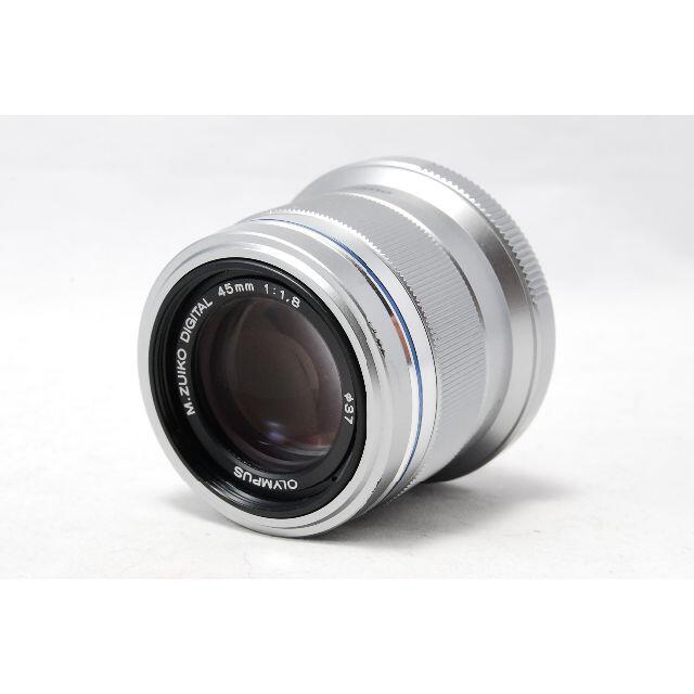 OLYMPUS(オリンパス)のOLYMPUS M.ZUIKO DIGITAL 45mm F1.8 シルバー スマホ/家電/カメラのカメラ(レンズ(単焦点))の商品写真
