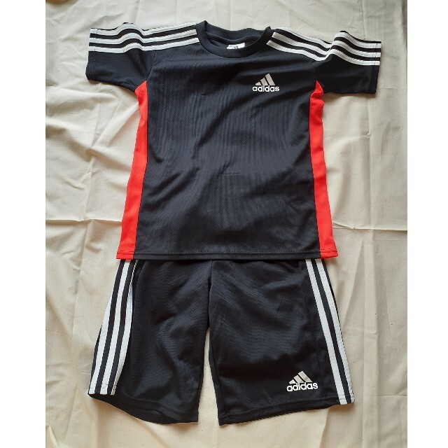 adidas(アディダス)のadidas　セットアップ　半袖　短パン　130 キッズ/ベビー/マタニティのキッズ服男の子用(90cm~)(Tシャツ/カットソー)の商品写真