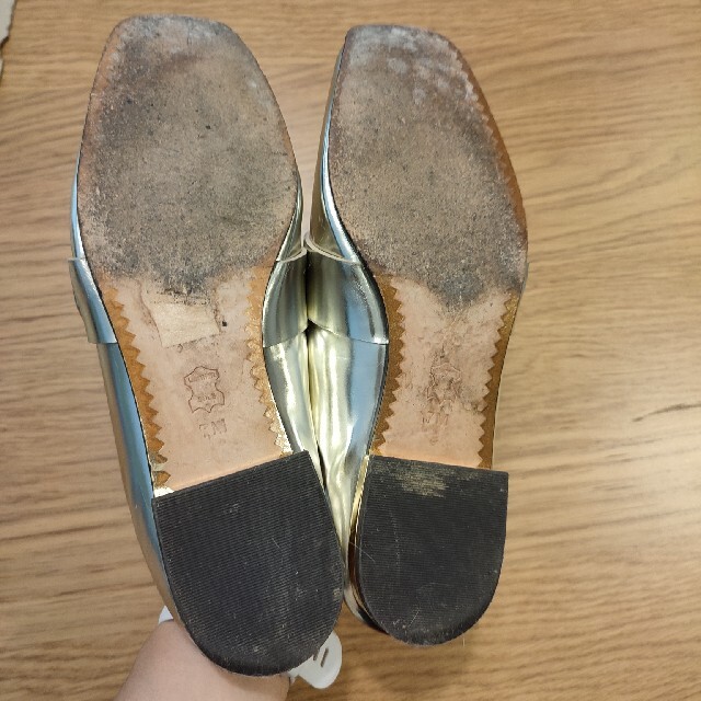 Tory Burch(トリーバーチ)のトリーバーチ　ゴールド色サンダル靴 23.5 レディースの靴/シューズ(サンダル)の商品写真