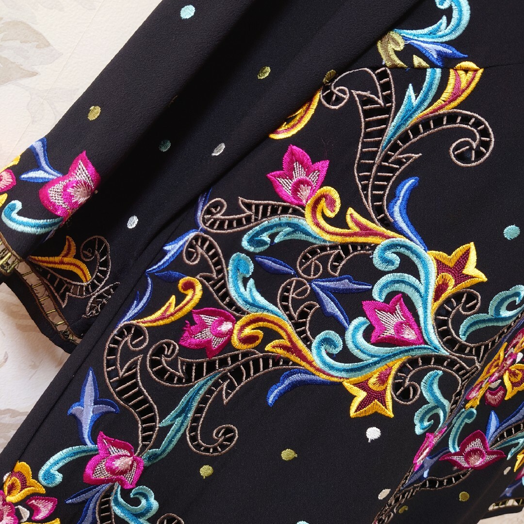 GRACE CONTINENTAL(グレースコンチネンタル)の新品✨グレースコンチネンタル✨マルチカラー刺繍カフタンワンピース レディースのワンピース(ひざ丈ワンピース)の商品写真