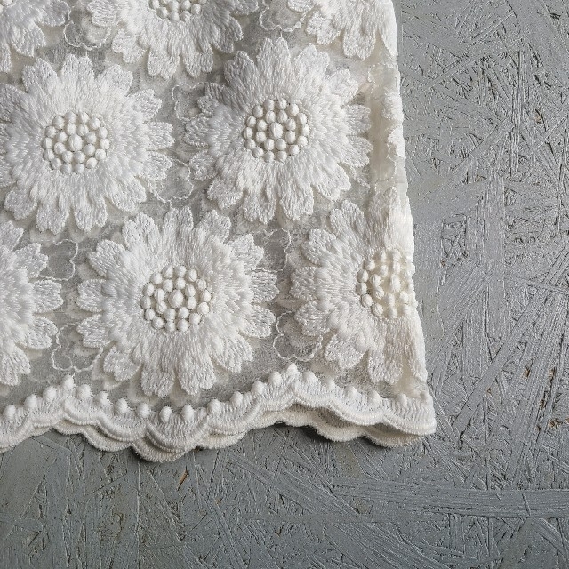 Simone Rocha(シモーネロシャ)のSIMONE ROCHA／シモーン・ロシャ　刺繍のタイトスカート　オフホワイト レディースのスカート(ひざ丈スカート)の商品写真