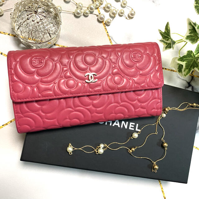 送料込】 CHANEL 極美品♡CHANEL ☆正規品 カメリア型押し長財布 ラムスキン 財布