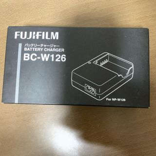 フジフイルム(富士フイルム)の【新品未使用】FUJIFILM富士フィルム バッテリーチャージャーBCW-126(バッテリー/充電器)