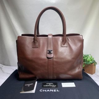 シャネル(CHANEL)の美品✨CHANEL エグゼクティブ レザー トートバッグ ココ ターンロック(トートバッグ)