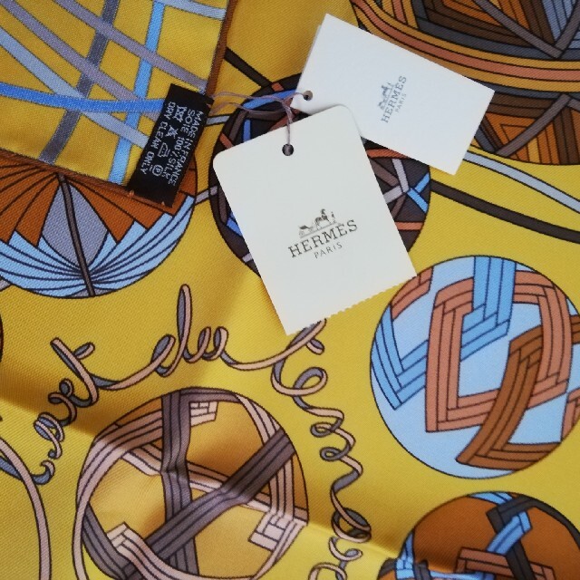 Hermes(エルメス)のエルメス　スカーフ　カレ　大判90　「手毬の宇宙」 レディースのファッション小物(バンダナ/スカーフ)の商品写真