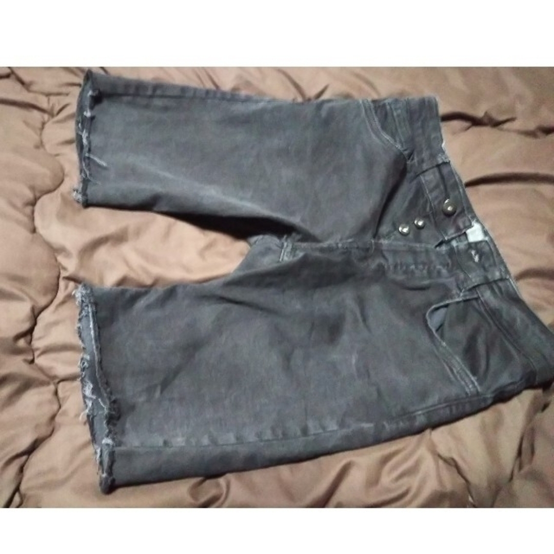 ZARA(ザラ)のZARA STRETCHカットオフボタンフライヴィンテージブラックショートパンツ メンズのパンツ(ショートパンツ)の商品写真