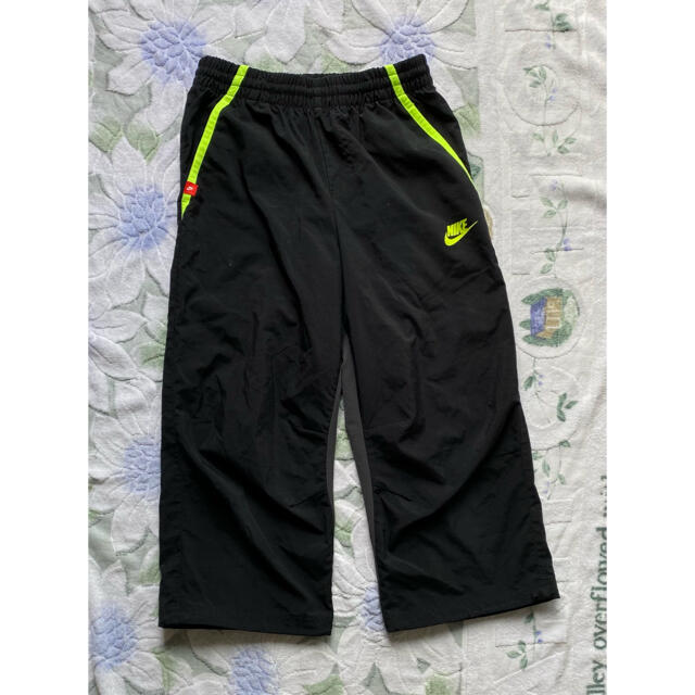 NIKE(ナイキ)のナイキ　ハーフパンツ　M 黒　蛍光色 キッズ/ベビー/マタニティのキッズ服男の子用(90cm~)(パンツ/スパッツ)の商品写真