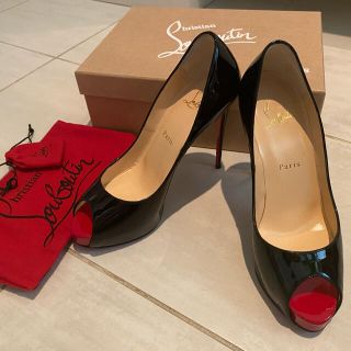 クリスチャンルブタン(Christian Louboutin)の【大幅値下】クリスチャン　ルブタン　オープントゥエナメルパンプス　ブラック(ハイヒール/パンプス)