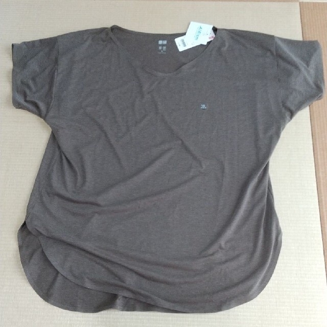 UNIQLO(ユニクロ)のエアリズムシームレスVネックロングTシャツ レディースのトップス(Tシャツ(半袖/袖なし))の商品写真