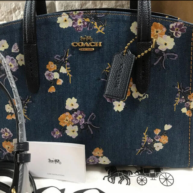 COACH(コーチ)の新品　コーチ　花柄　フラワー　デニム　日本限定発売 レディースのバッグ(ショルダーバッグ)の商品写真