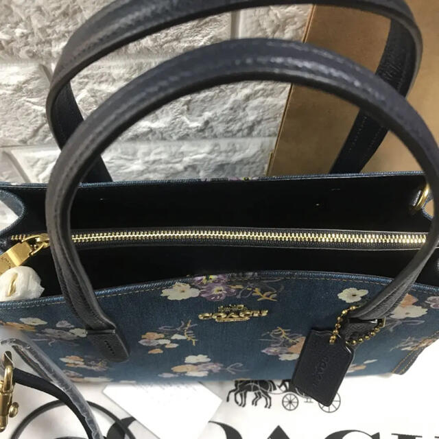 COACH(コーチ)の新品　コーチ　花柄　フラワー　デニム　日本限定発売 レディースのバッグ(ショルダーバッグ)の商品写真