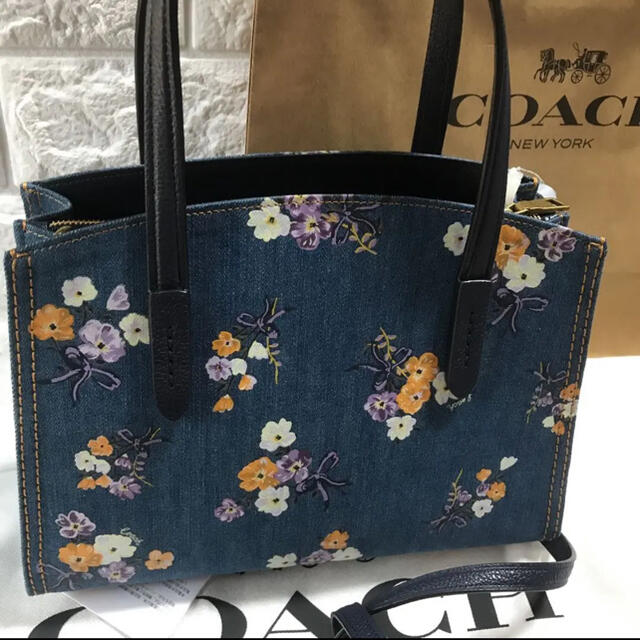 COACH(コーチ)の新品　コーチ　花柄　フラワー　デニム　日本限定発売 レディースのバッグ(ショルダーバッグ)の商品写真