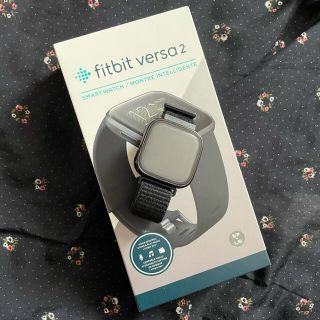 アップルウォッチ(Apple Watch)のfitbit versa2 ブラック 美品(腕時計(デジタル))