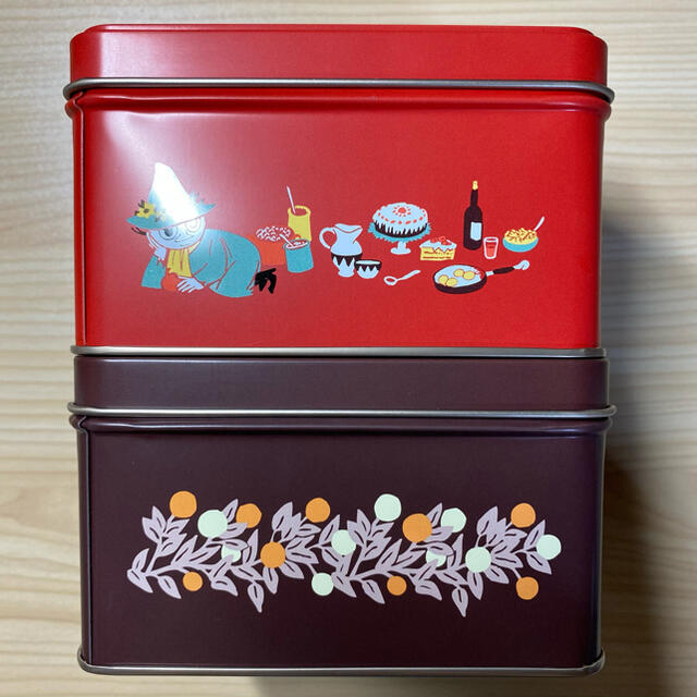 KALDI(カルディ)のハラミさま専用 ムーミン ビスケット缶（缶のみ） 赤と茶 2色セット インテリア/住まい/日用品のインテリア小物(小物入れ)の商品写真