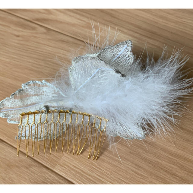 着物用髪飾り　白　羽根　花 レディースのヘアアクセサリー(ヘアピン)の商品写真