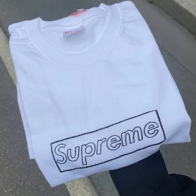 Supreme(シュプリーム)のSupreme KAWS Chalk Logo Tee ホワイト M メンズのトップス(Tシャツ/カットソー(半袖/袖なし))の商品写真