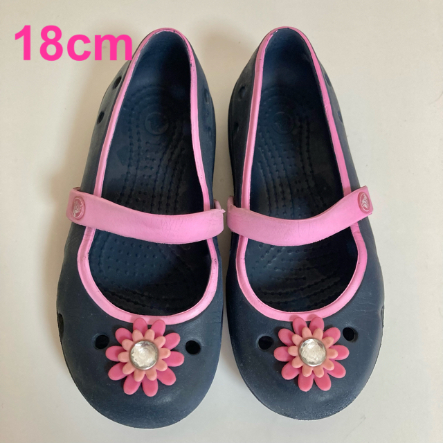 crocs(クロックス)の☆お値下げ☆ crocs お花&ビジュー サンダル 18cm C11 キッズ/ベビー/マタニティのキッズ靴/シューズ(15cm~)(サンダル)の商品写真