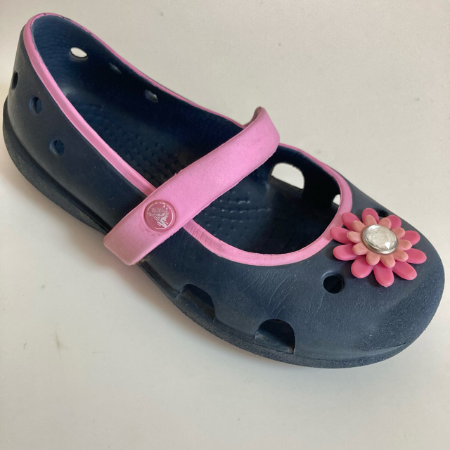 crocs(クロックス)の☆お値下げ☆ crocs お花&ビジュー サンダル 18cm C11 キッズ/ベビー/マタニティのキッズ靴/シューズ(15cm~)(サンダル)の商品写真