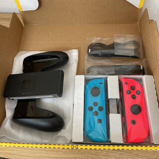 ニンテンドースイッチ(Nintendo Switch)のグリップ、ジョイコンセット　 ネオンブルー左 ネオンレッド右 ストラップ  新品(その他)